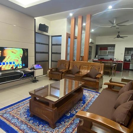 Villa Near Spice Arena 4Br 24Pax With Ktv Pool Table And Kids Swimming Pool Bayan Lepas Exteriör bild