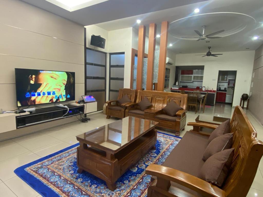 Villa Near Spice Arena 4Br 24Pax With Ktv Pool Table And Kids Swimming Pool Bayan Lepas Exteriör bild