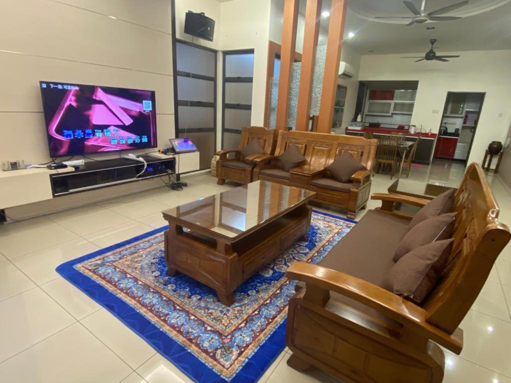 Villa Near Spice Arena 4Br 24Pax With Ktv Pool Table And Kids Swimming Pool Bayan Lepas Exteriör bild